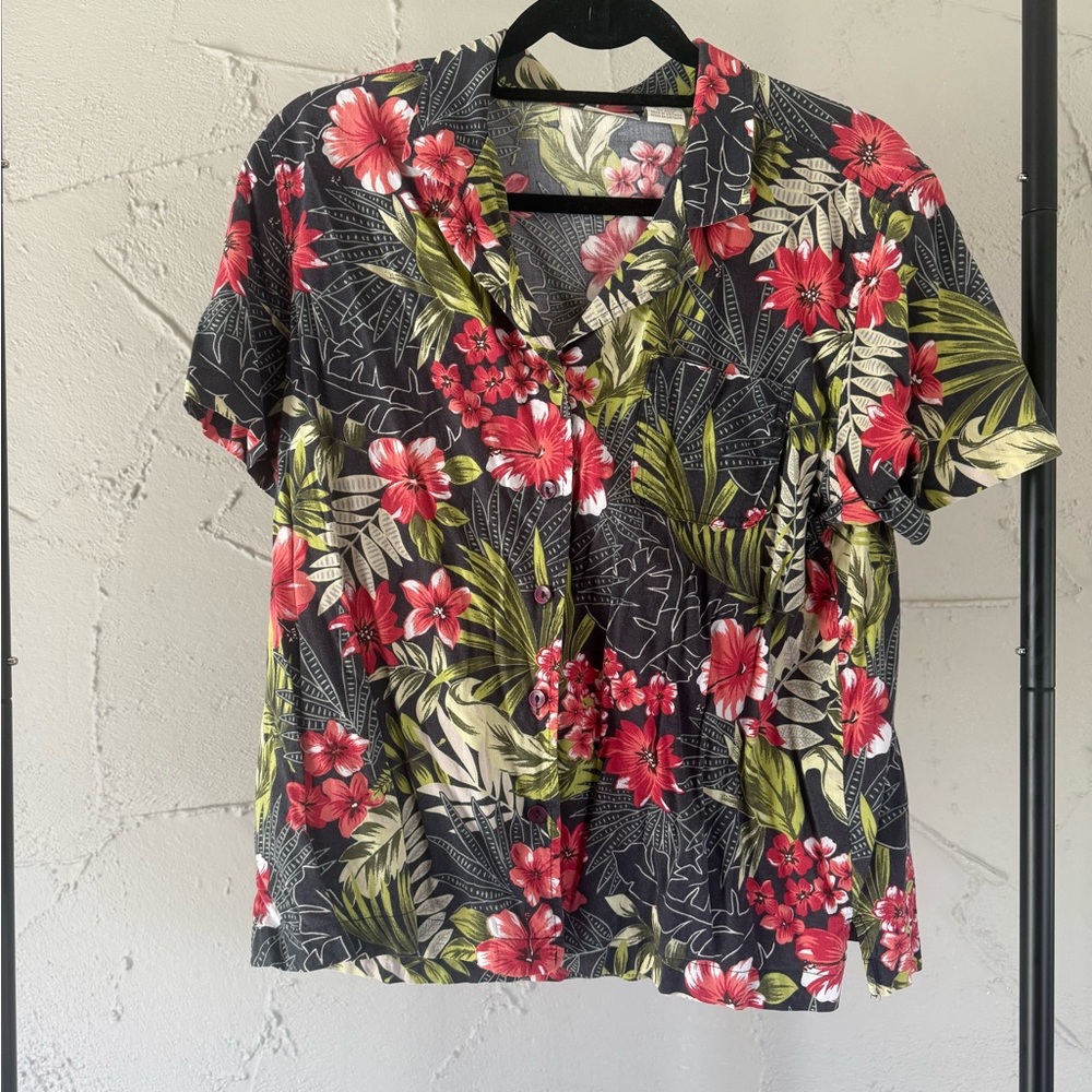 Vintage Hawaiian vibe hibiscus shirt